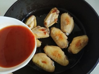 10、照烧柠檬鸡翅,倒入调好的料汁。