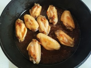 11、照烧柠檬鸡翅,然后焖至收汁。