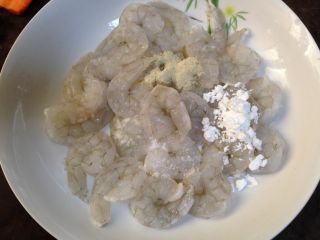 2、年味――宴客小炒西兰花炒虾仁,用厨房用纸沾干表面水分后加盐1克、白胡椒粉、淀粉10克、1/4个蛋清抓匀