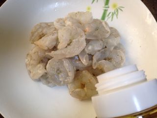 3、年味――宴客小炒西兰花炒虾仁,然后加入几滴油抓匀腌制10分钟