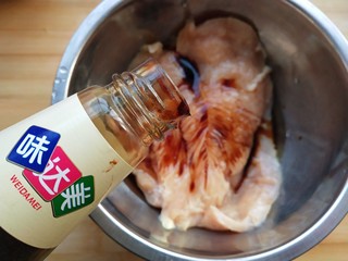 2、水果鸡肉披萨,加入蚝油