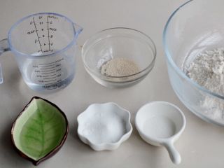 1、熏肠披萨,准备好披萨皮食材