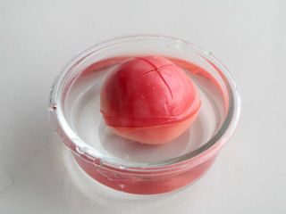 5、熏肠披萨,西红柿划十字，加入开水泡几十秒去皮