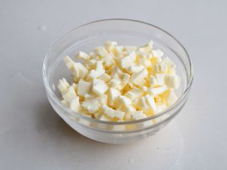 7、熏肠披萨,芝士切碎；我用的是宝宝高钙芝士，一般家庭可以用马里苏芝士