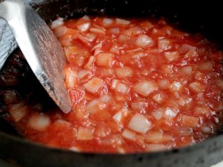 11、熏肠披萨,倒入西红柿翻炒出汁