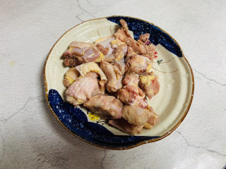 1、虫草花鸡汤,三黄鸡洗净斩块