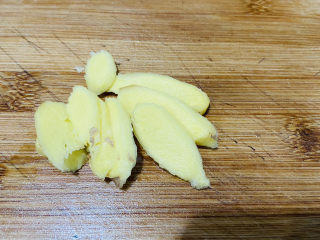 2、虫草花鸡汤,生姜洗净去皮切片