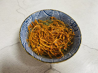 3、虫草花鸡汤,虫草花洗净泡软,去掉根部