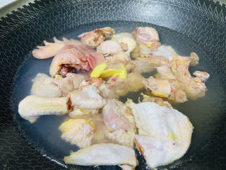 4、虫草花鸡汤,锅中加入适量清水放入鸡块,放入姜片,加入一勺料酒大火烧开焯烫两分钟,捞出清洗干净