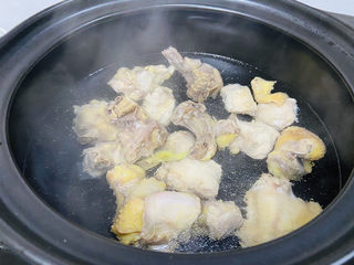 5、虫草花鸡汤,焯烫后的鸡块放入砂锅中加入足够的饮用水,水量根据个人喜好选择