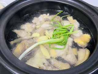 7、虫草花鸡汤,放入葱结,盖上盖子大火煮开转中小火炖40分钟