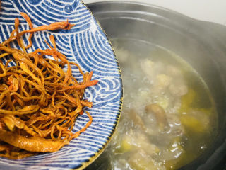 8、虫草花鸡汤,待时间到,放入虫草花炖十分钟