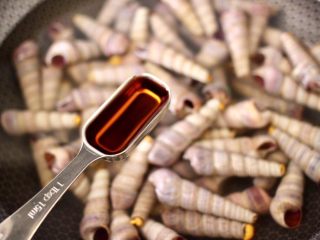 4、麻辣田螺,再倒入料酒去腥调味，盖上锅盖大火煮开后转小火煮5分钟关火再焖5分钟。