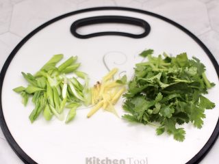 5、麻辣田螺,这个时候把香菜切段，葱姜切丝。