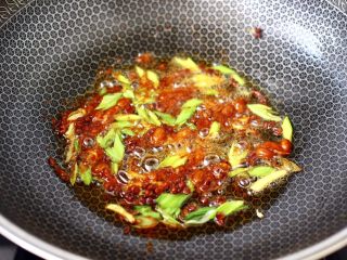 7、麻辣田螺,锅中倒入花生油烧热后，先小火炒香花椒后，再大火爆香葱姜丝，这个时候倒入辣味黄豆酱，大火快速翻炒出红油。