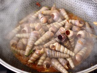 11、麻辣田螺,继续翻炒1分钟左右。