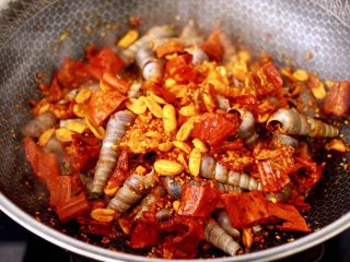 12、麻辣田螺,这个时候加入香脆椒。