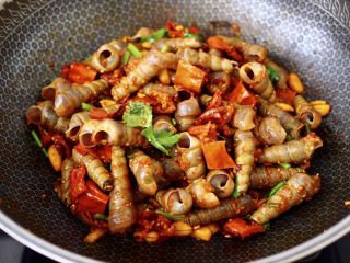 13、麻辣田螺,大火翻炒均匀后，加入香菜段翻炒均匀即可关火。