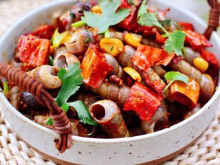 14、麻辣田螺,香辣可口的锥螺出锅咯。