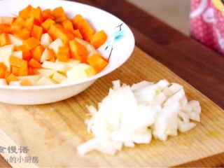 2、超级梦幻咖喱蛋包饭,切丁