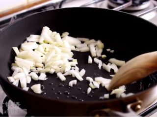 3、超级梦幻咖喱蛋包饭,炒洋葱