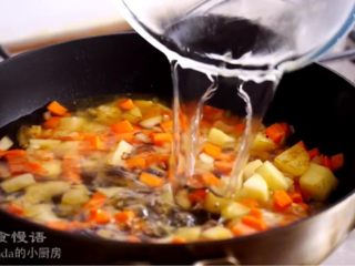 6、超级梦幻咖喱蛋包饭,放进日式高汤