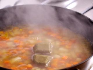 7、超级梦幻咖喱蛋包饭,放进咖喱块