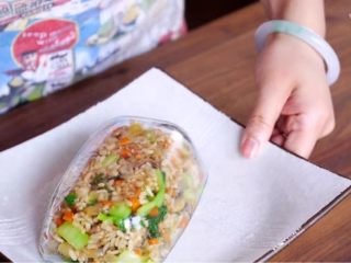 15、超级梦幻咖喱蛋包饭,放到碗里