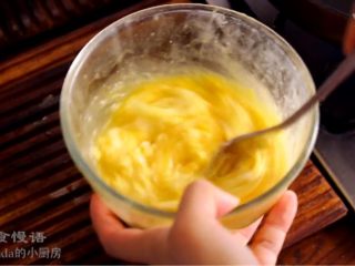 19、超级梦幻咖喱蛋包饭,倒倒碗里搅拌