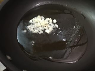 7、牛肉田园披萨,7. 锅里坐油加热放入蒜蓉