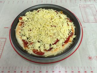 13、牛肉田园披萨,14. 把马苏里拉全部码上