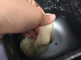 1、蛋黄酥,把油皮材料放入面包机或手揉至出膜，不用手套膜，出薄膜即可，用保鲜袋装好醒20分钟。