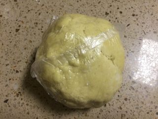 2、蛋黄酥,油酥材料混合揉成团即可，用保鲜袋装好。