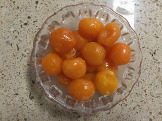 3、蛋黄酥,醒面的时候处理馅料，将生蛋黄蒸熟或烤至8分熟。