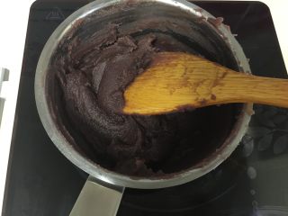 4、蛋黄酥,买的豆沙会有些稀，再炒一下，至豆沙比较干爽不黏手即可，大约10分钟。