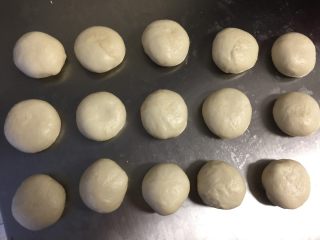 6、蛋黄酥,将一个油皮用手按扁，包入一个油酥，收好收口滚圆，依次完成所有。