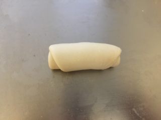 8、蛋黄酥,从下到上卷起。