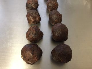 11、蛋黄酥,开始处理馅料：用豆沙包裹住蛋黄即可，大概一个蛋黄馅38克。