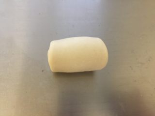10、蛋黄酥,从下到上卷起，完成所有的面团后盖上保鲜膜备用。