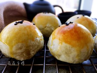 17、蛋黄酥,烤好后取出晾凉。因为油皮揉到位了，表面基本没有开裂的。