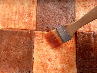 4、吐司披萨,吐司片上刷番茄酱