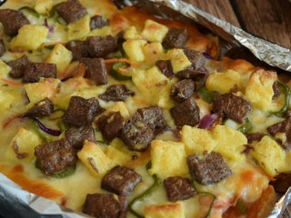 12、吐司披萨,放入烤箱200度中层继续烤20分钟出炉。