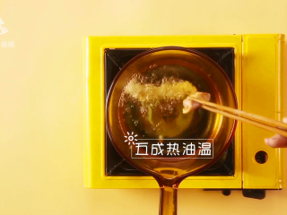 4、春游赏花便当，手残党也能轻松搞定,油锅加热，油温五成热时，放腌好的鸡块