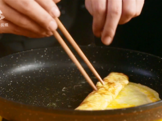 13、春游赏花便当，手残党也能轻松搞定,蛋液凝固后，叠成蛋卷拨至一旁；