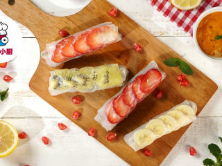 6、梦幻透明水果春卷,包好的水果春卷摆盘，蘸取沙拉酱即可享用