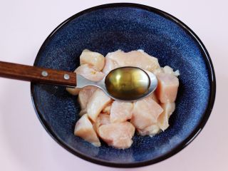 3、少油减脂的劲爆鸡米花,把切好的鸡块放入碗中，加入料酒。