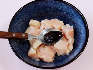 4、少油减脂的劲爆鸡米花,再加入蚝油。