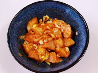 8、少油减脂的劲爆鸡米花,戴上食品手套，搅拌均匀，盖上保鲜膜腌制30分钟。