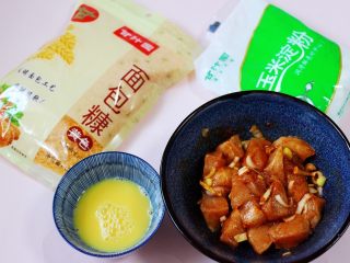 9、少油减脂的劲爆鸡米花,准备好面包糠，玉米淀粉和全蛋液。