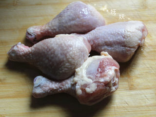 1、照烧鸡腿煲,鸡腿提前解冻。